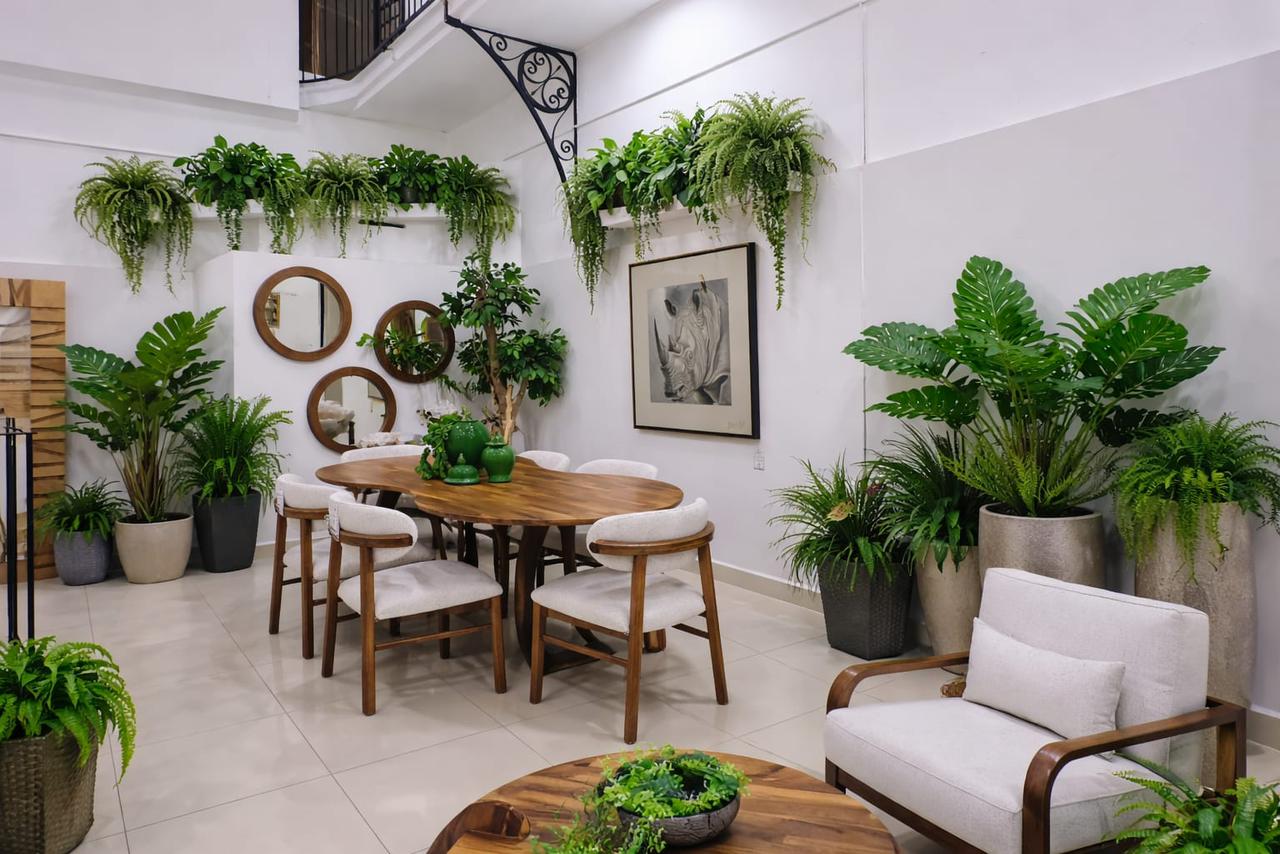 Muebles de madera sólida con textiles crudos — decoración de interiores primavera 2026