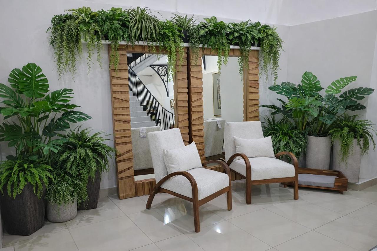 Sala con sofá modular y distribución flexible — funcionalidad relajada primavera 2026